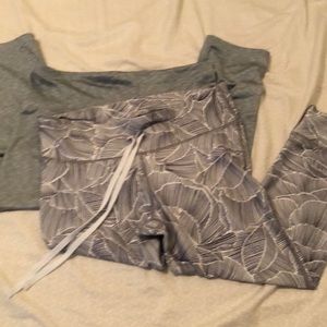 Bundle of Cropped yoga pants size medium in fun patterns. EUC